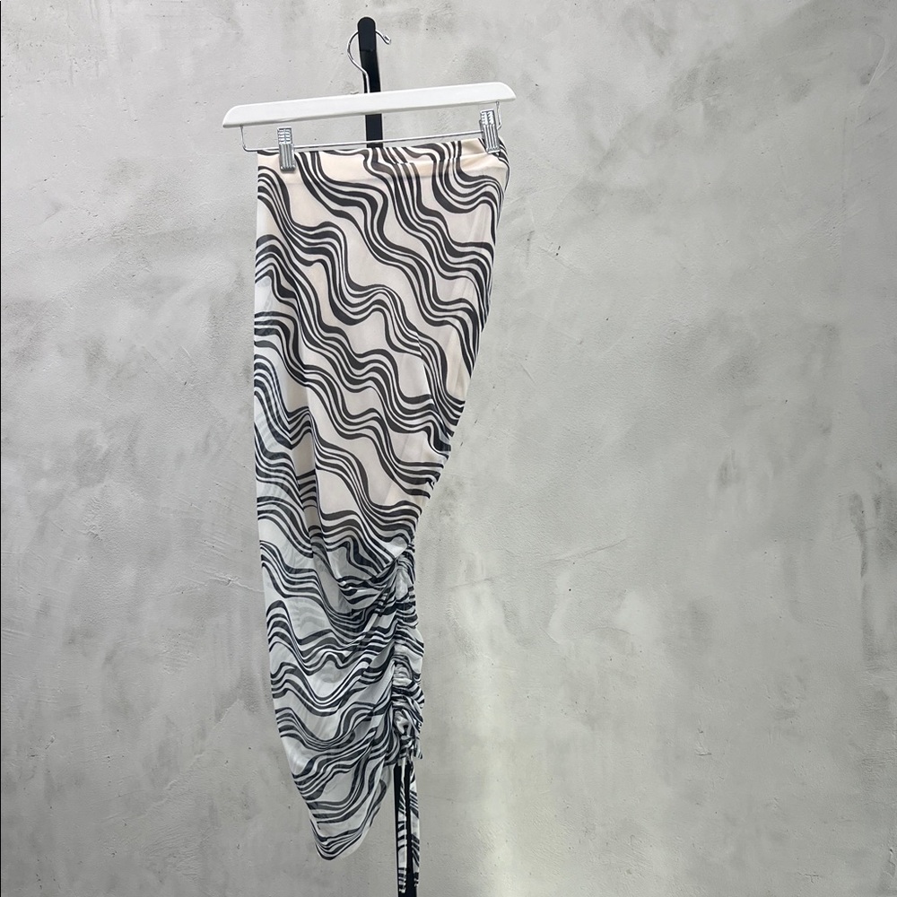 Asymmetrical Black and White Wave Skirt